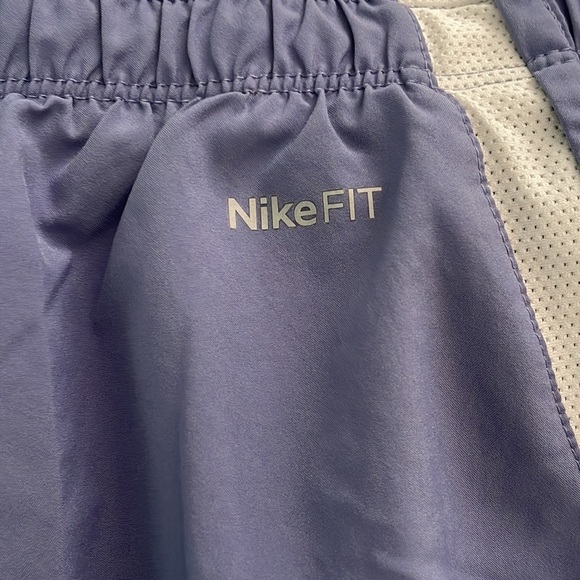 Nike women’s athletic shorts size medium - Picture 4 of 4